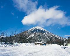 真っ白い峠道