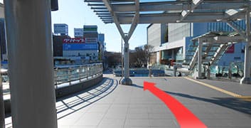 南口を出て歩道橋を渡ります。