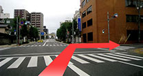 「松が峰２丁目」交差点を右折します。途中、一車線になるため、追い越し車線（右車線）で走行してください。