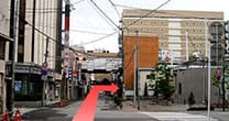 商店街(オリオン通り)を渡ります。右手に当ホテルがございます。