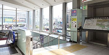 从左侧楼梯下楼。